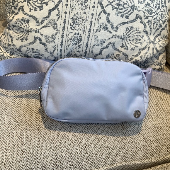 NWT PASTEL BLUE Lululemon Everywhere Belt Bag with Metal Hardware Zipper - Picture 2 of 11